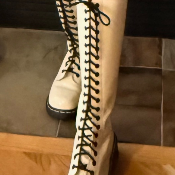 Dr. Martens off-white lace up boots - Picture 4 of 4